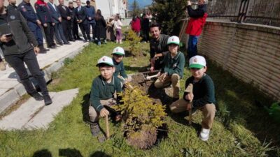 Bolu’nun Mudurnu ilçesinde Orman Haftası kapsamında düzenlenen etkinlikte ilkokul öğrencileri