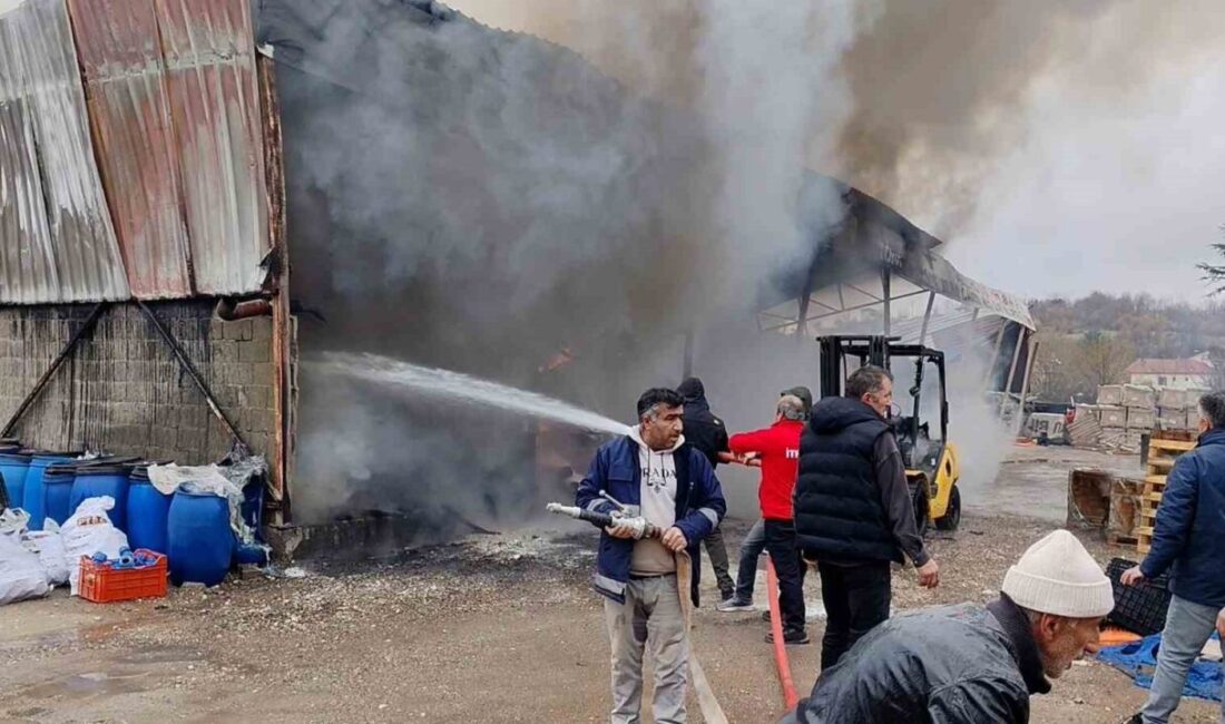 Bolu’da bir inşaat deposunda çıkan yangın, itfaiye ekipleri ve vatandaşların