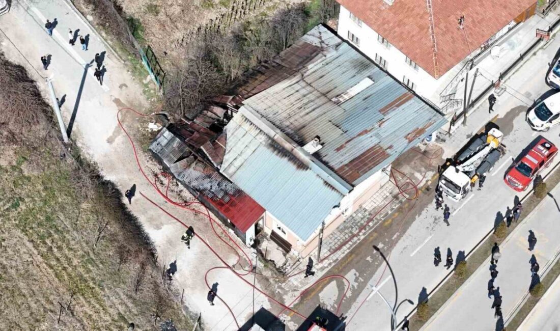 Bolu’da, eski bir mobilya atölyesi ile bitişiğindeki 2 katlı evde