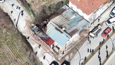 Bolu’da, eski bir mobilya atölyesi ile bitişiğindeki 2 katlı evde