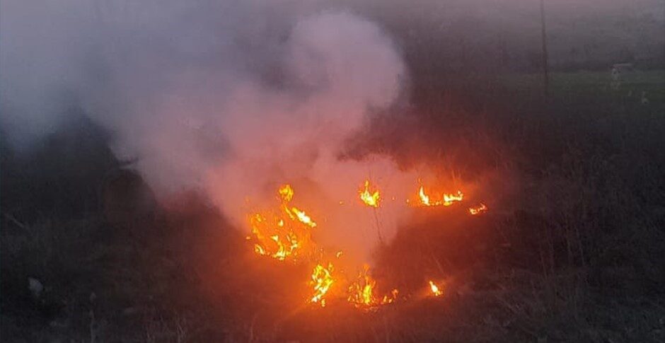 Bolu’nun Mudurnu ilçesinde otluk alanda çıkan yangın, itfaiye ekiplerinin hızlı