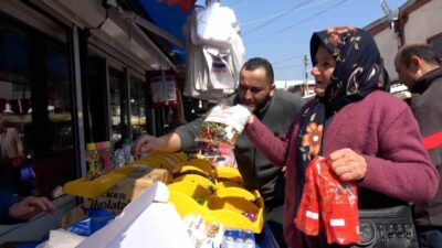 Bolu’da yaklaşan Ramazan Bayramı öncesi kurulan semt pazarında bayram şekerleri