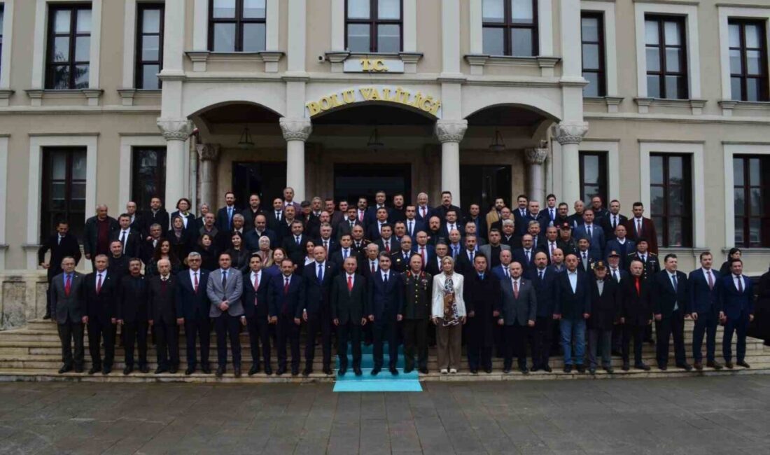 Bolu’da Ramazan Bayramı dolayısıyla valilik binasında geleneksel bayramlaşma programı düzenlendi.