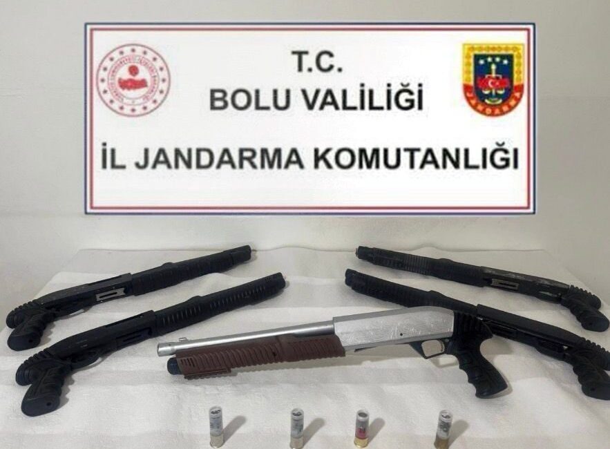 Bolu’da jandarma ekiplerince düzenlenen operasyonda ruhsatsız 5 av tüfeği ele