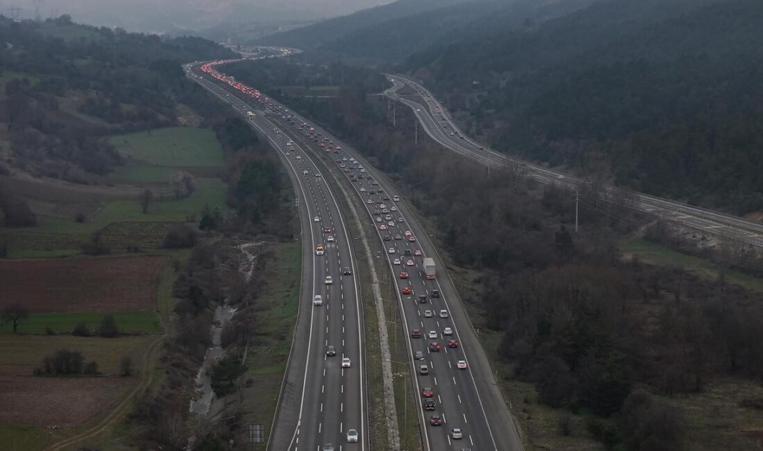 Ramazan Bayramı’nın son gününde İstanbul’a dönüş yapan tatilciler, TEM Otoyolu