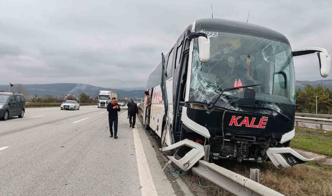 Anadolu Otoyolu’nun Bolu geçişinde tırla çarpışan yolcu otobüsü refüje savruldu.