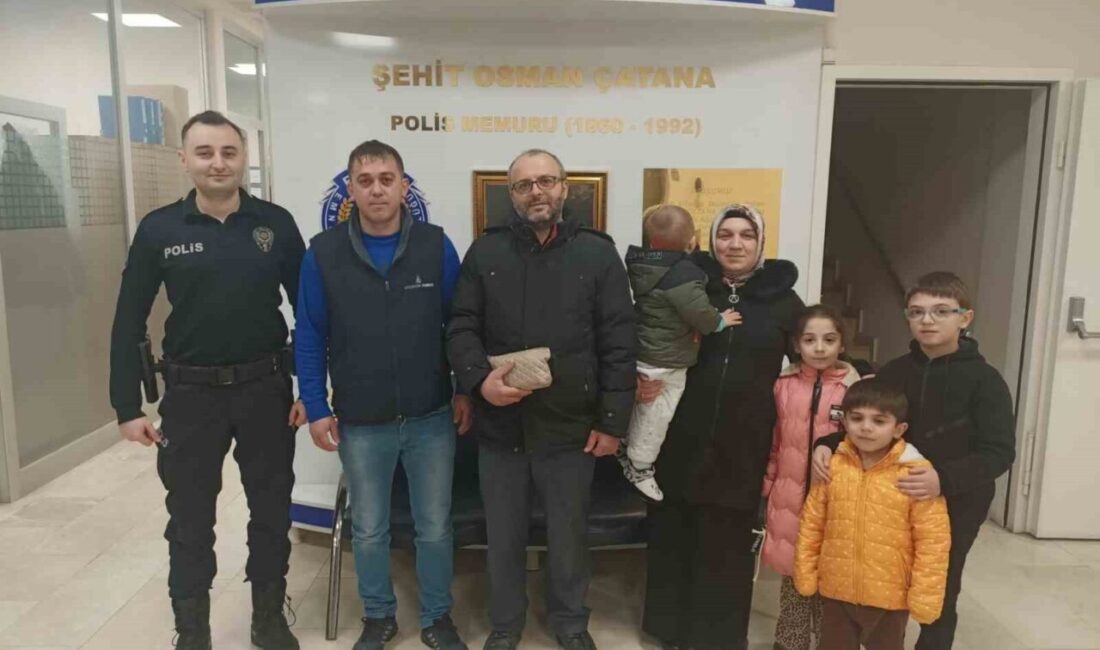 Düzce’de sokakta bulduğu ve içinde yüklü miktarda para olan çantayı