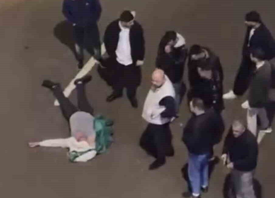 Kocaeli’nin İzmit ilçesinde çıkan kavgada 2 şüpheli, bir kişiyi tekme