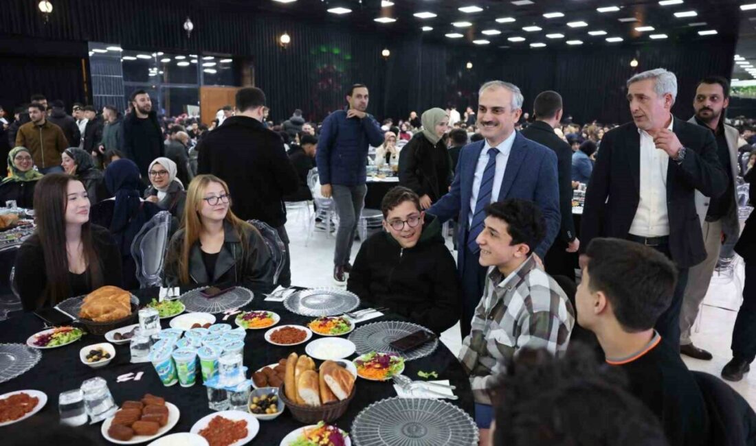 Çayırova Belediye Başkanı Bünyamin Çiftçi, YKS’ye hazırlanan 12. sınıf öğrencilerinin