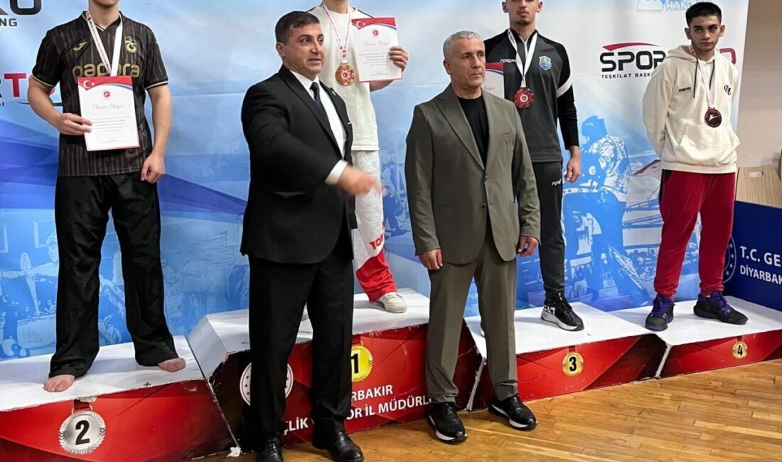 Çayırova Belediyesi Eğitim Spor Kulübü sporcuları, Diyarbakır’da düzenlenen Türkiye Kick
