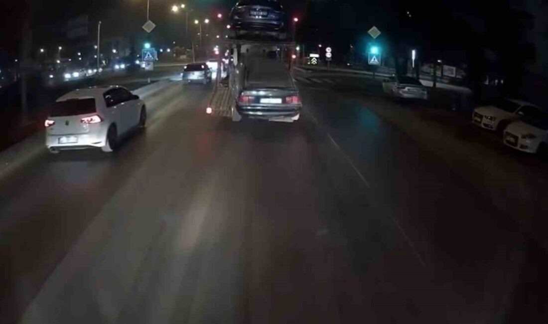 100 kara yolunda trafik ışıklarında duran bir oto kurtarıcı, hareket