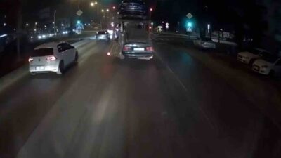 100 kara yolunda trafik ışıklarında duran bir oto kurtarıcı, hareket