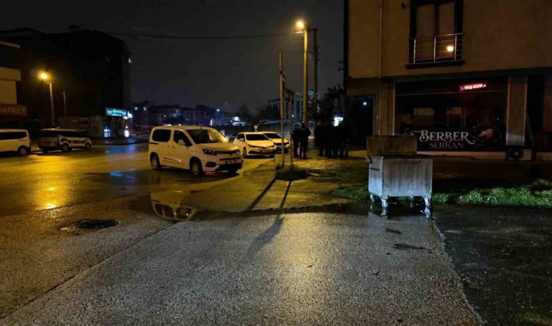 Düzce (İHA) – Düzce’de gece saatlerinde otobüs durağında hareketsiz olarak