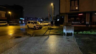 Düzce (İHA) – Düzce’de gece saatlerinde otobüs durağında hareketsiz olarak