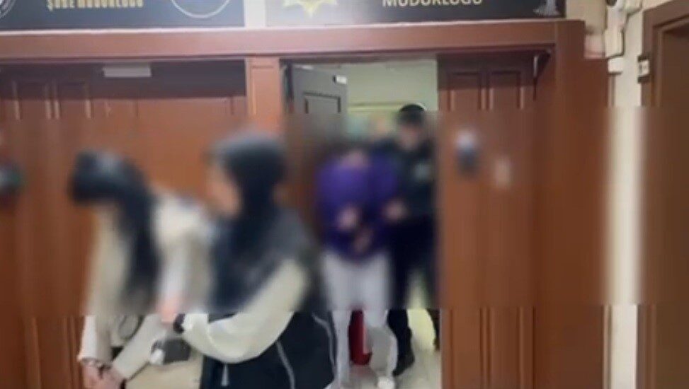 Sakarya’da polis ekiplerince 3 ilçede düzenlenen uyuşturucu operasyonunda gözaltına alınan