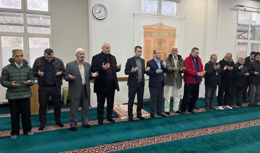 DÜZCE(İHA) – Düzce’nin Çilimli ilçesinde ilk bayramlaşma bayram namazı sonrasında