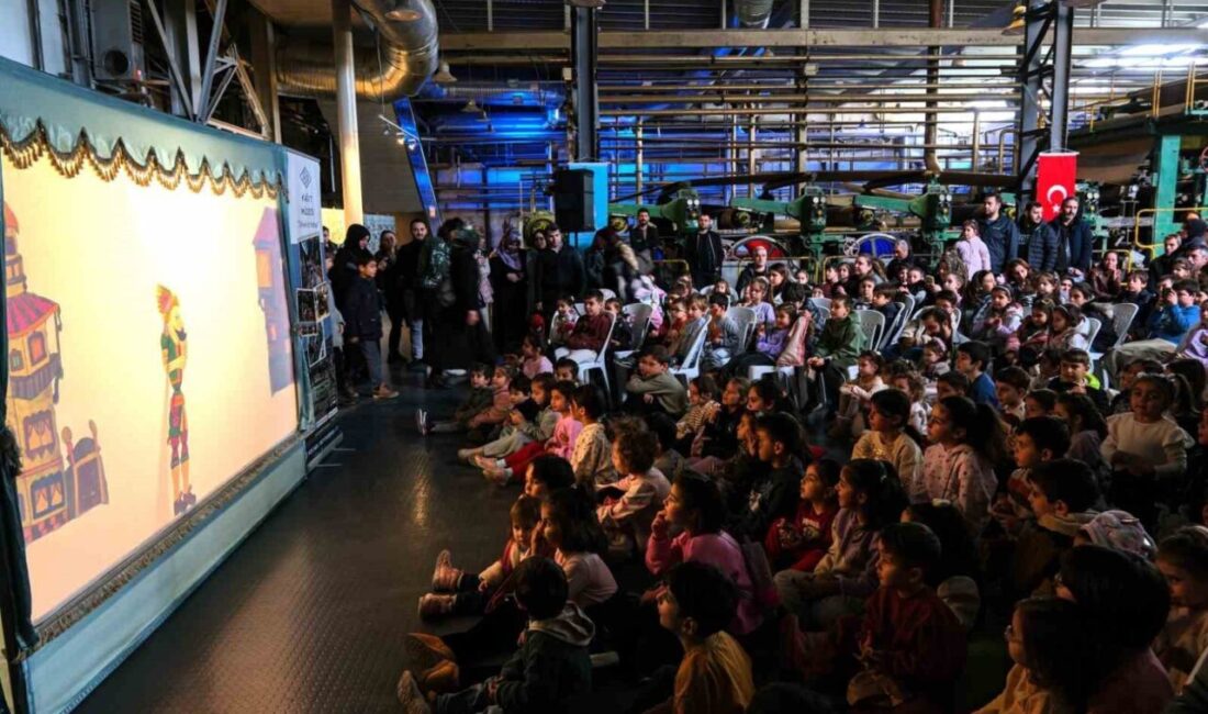 SEKA Kağıt Müzesi’nde Ramazan buluşmaları kapsamında düzenlenen programda sahnelenen Karagöz