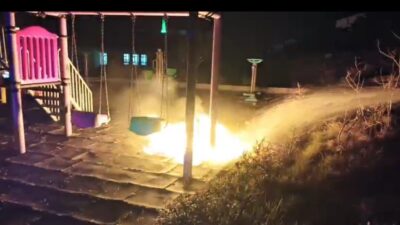 Bilecik’te iftar sonrası bir parkta oynayan çocuklar yaktıkları ateş parkı