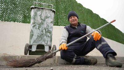 Kocaeli’de çobanlıktan belediyede temizlik işçiliğine uzanan hayatında sanatı yaşatan 60