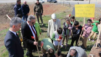 DÜZCE(İHA) – Cumayeri’nde Orman Haftası’na özel fidan dikimi etkinliği düzenlendi.