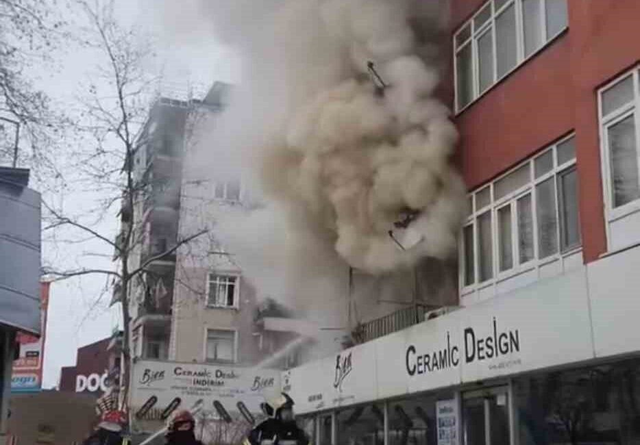 Kocaeli’nin Gölcük ilçesinde 8 katlı bir apartmanın 1. katında çıkan