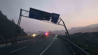 Bilecik’te damperi açılan tırın D-650 Karayolu’nda trafik levhasına çarpması sonucu