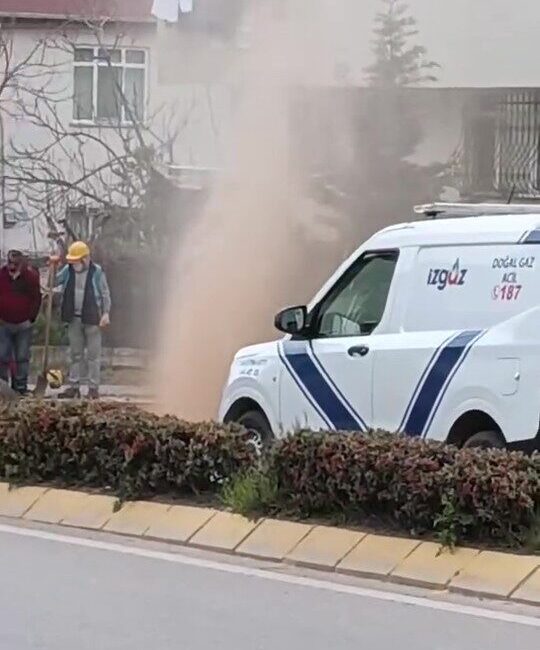 Kocaeli’nin Derince ilçesinde altyapı çalışması sırasında doğalgaz hattının hasar görmesi