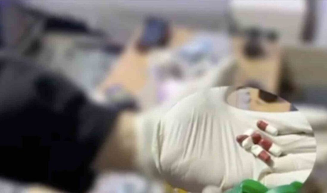 Sakarya’nın Adapazarı ilçesinde kaldıkları evin deşifre olmaması için sattıkları uyuşturucuyu