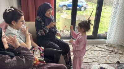 Sakarya’da yaşayan işitme engelli anne ve baba, bayramda çocukları ve
