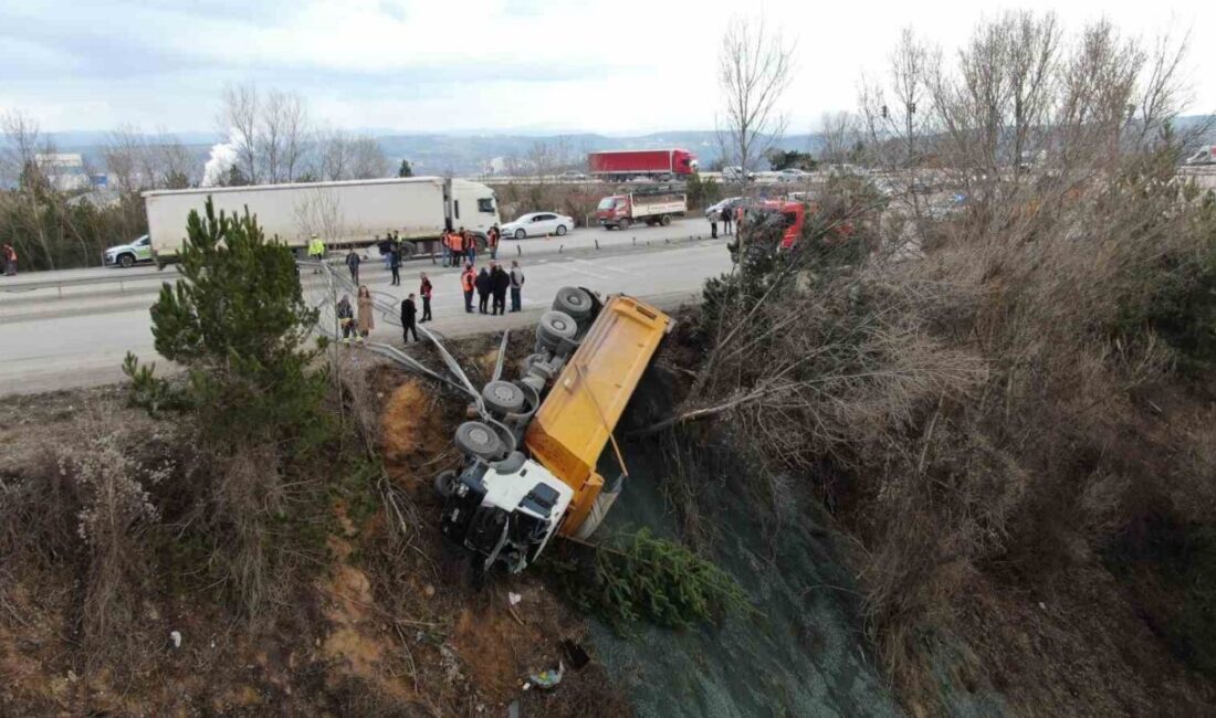 Kastamonu’da sürücüsünün direksiyon başında fenalaştığı hafriyat kamyonu şarampole devrildi. Kazada