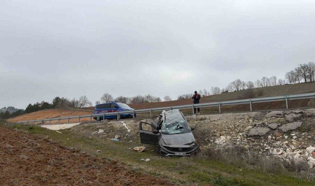Bilecik’te direksiyon hâkimiyetini kaybeden sürücünün kullandığı otomobilin tarlaya düşmesi sonucu