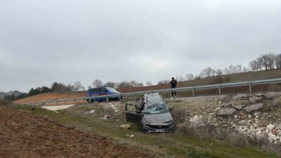 Bilecik’te direksiyon hâkimiyetini kaybeden sürücünün kullandığı otomobilin tarlaya düşmesi sonucu