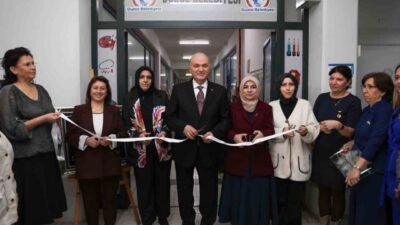 Düzce Belediye Başkanı Dr. Faruk Özlü, BELMEK Resim branşı kursiyerleri