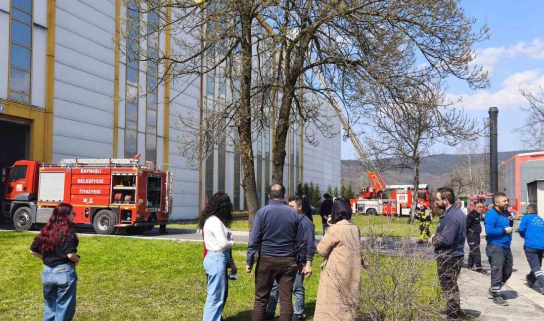 Düzce’nin Kaynaşlı ilçesinde kauçuk ürünleri üretimi yapan fabrikada bacadan yangın