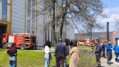 Düzce’nin Kaynaşlı ilçesinde kauçuk ürünleri üretimi yapan fabrikada bacadan yangın