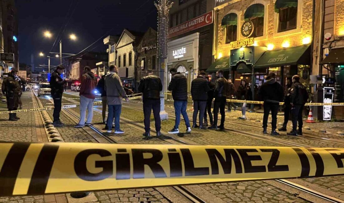 Kocaeli’nin İzmit ilçesinde gece saatlerinde bir eğlence mekanına düzenlenen silahlı