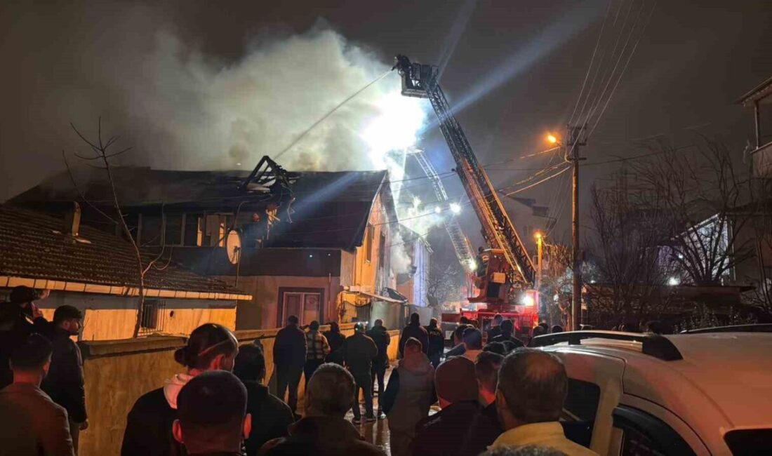 Kocaeli’nin Derince ilçesinde bir evin çatısında çıkan yangın mahallede büyük