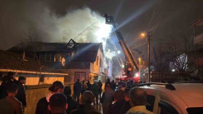 Kocaeli’nin Derince ilçesinde bir evin çatısında çıkan yangın mahallede büyük