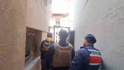 Kocaeli’de jandarma ekiplerince evlere kurulan özel düzeneklerle uyuşturucu yetiştiren şüphelilere