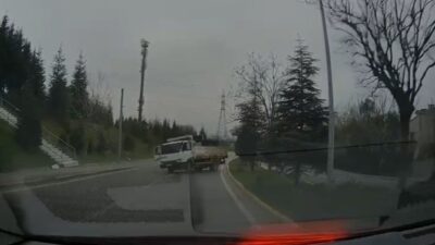 Kocaeli’nin İzmit ilçesinde geri kayarak takla atan ve refüjdeki 3