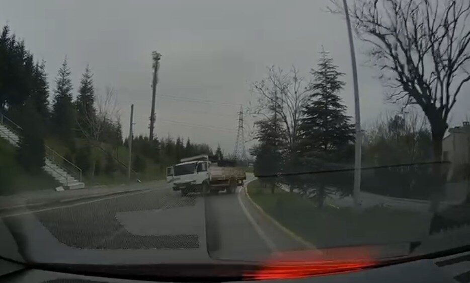 Kocaeli’nin İzmit ilçesinde geri kayarak takla atan ve refüjdeki 3