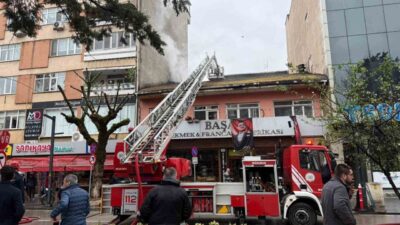 Kocaeli’nin İzmit ilçesinde 2 katlı binada fırının bacasından çıkan yangında