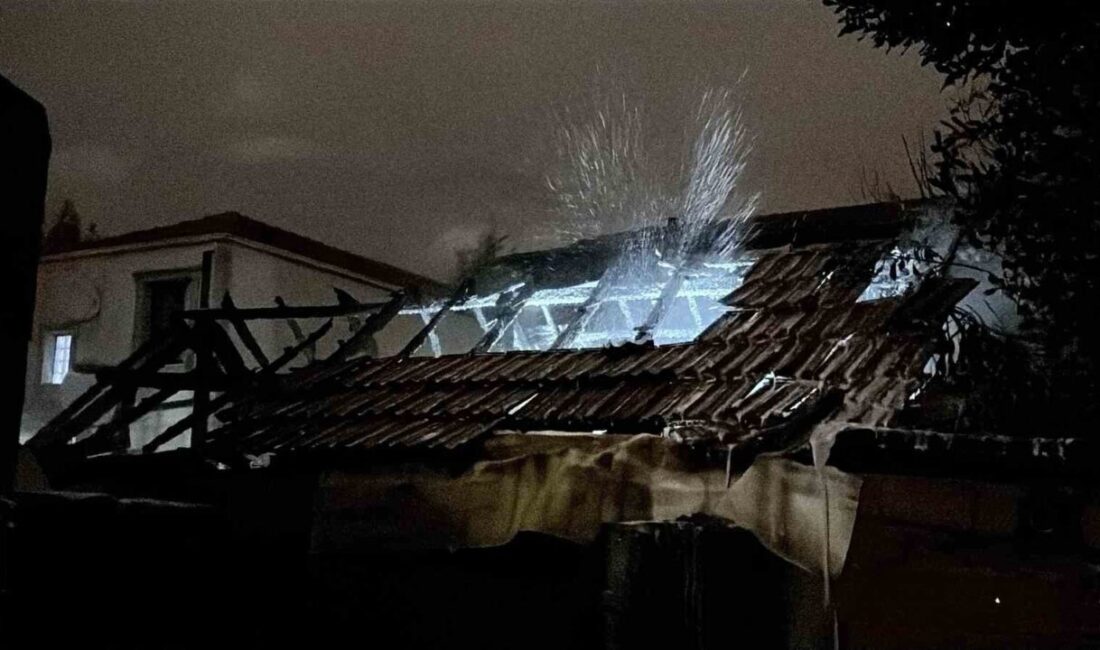 Sakarya’nın Adapazarı ilçesinde gece saatlerinde müstakil evde çıkan yangın, itfaiye