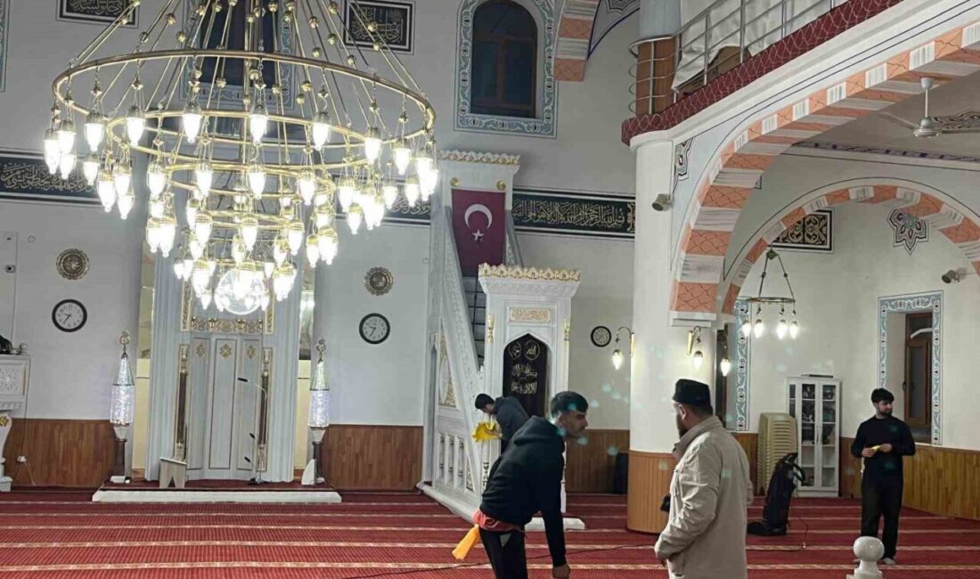 DÜZCE(İHA) – Düzce Hafız Hasan Yurt Müdürlüğü öğrencileri, Fetih Camii’nde