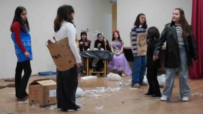 DÜZCE(İHA) – Düzce Bahçeşehir Gençlik Merkezi tiyatro kursiyerleri, “Plastik Rüyalar”