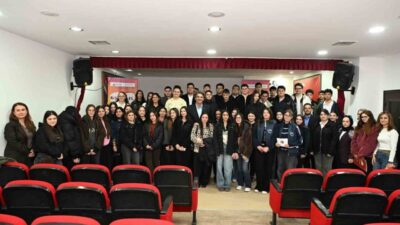 Lise öğrencileriyle bir araya gelen Kartepe Belediye Başkanı Mustafa Kocaman,