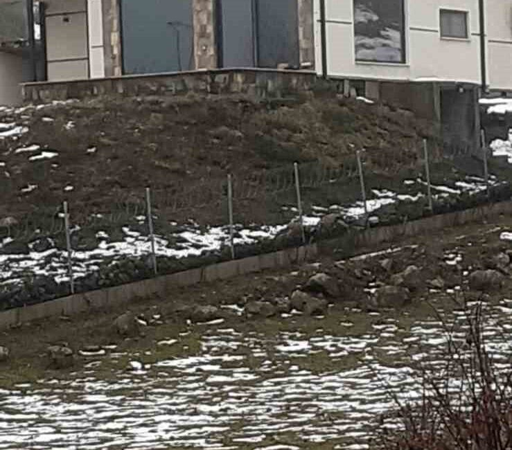 Göç yolculuğundaki leylek sürüsü, Sakarya’nın Hendek ilçesinde mola verdikleri arazide