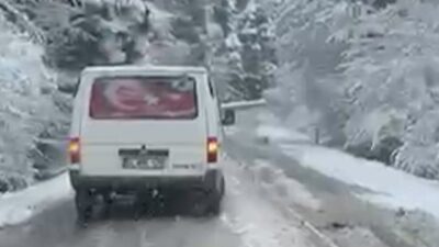 Bolu’ya Ramazan Bayramı için gezmeye gelen vatandaşlar, Gölcük yolunda karla