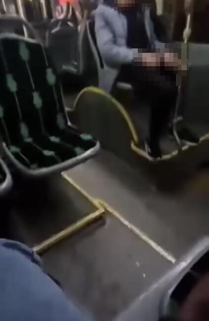 Kocaeli’de seyir halindeki halk otobüsünde bir şahsın uygunsuz davranışları kameraya