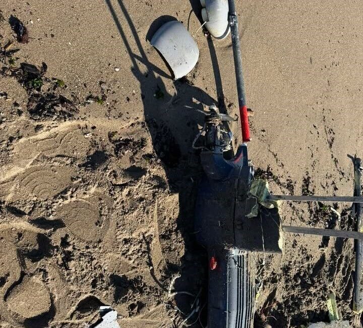 Sakarya’nın Karasu ilçesinde halk plajında parçalanmış halde bir insansız hava